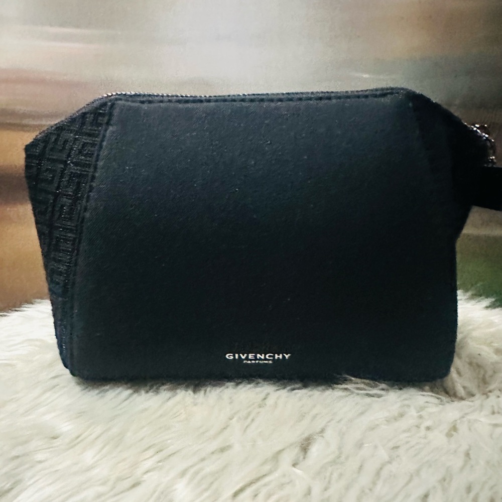 Givenchy Parfums✨🖤🩶Black Textured Pouch